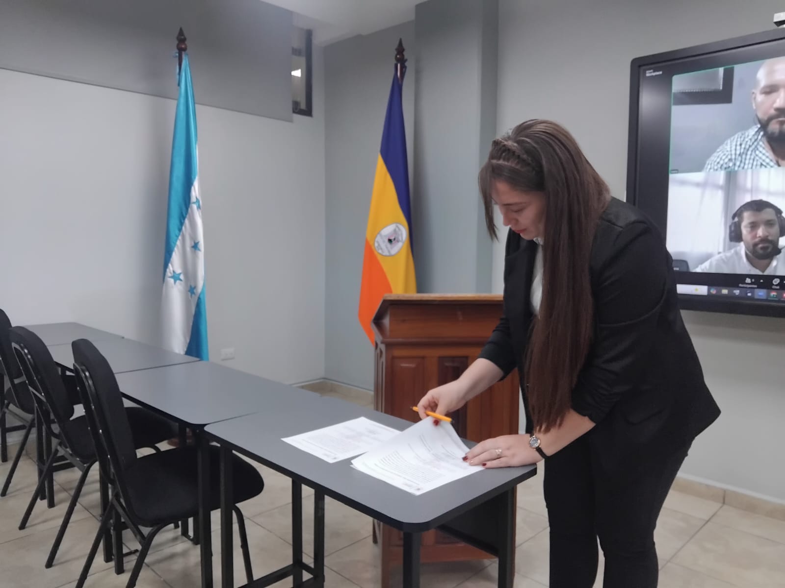 La licda. Karen Melissa Rivera firmando el acta de defensa oral y pública.